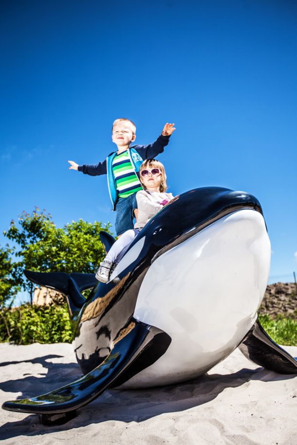 dzieci płyną na małej orce w Parku Wieloryba